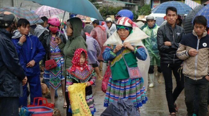 Bah Ca – marché local et moto 